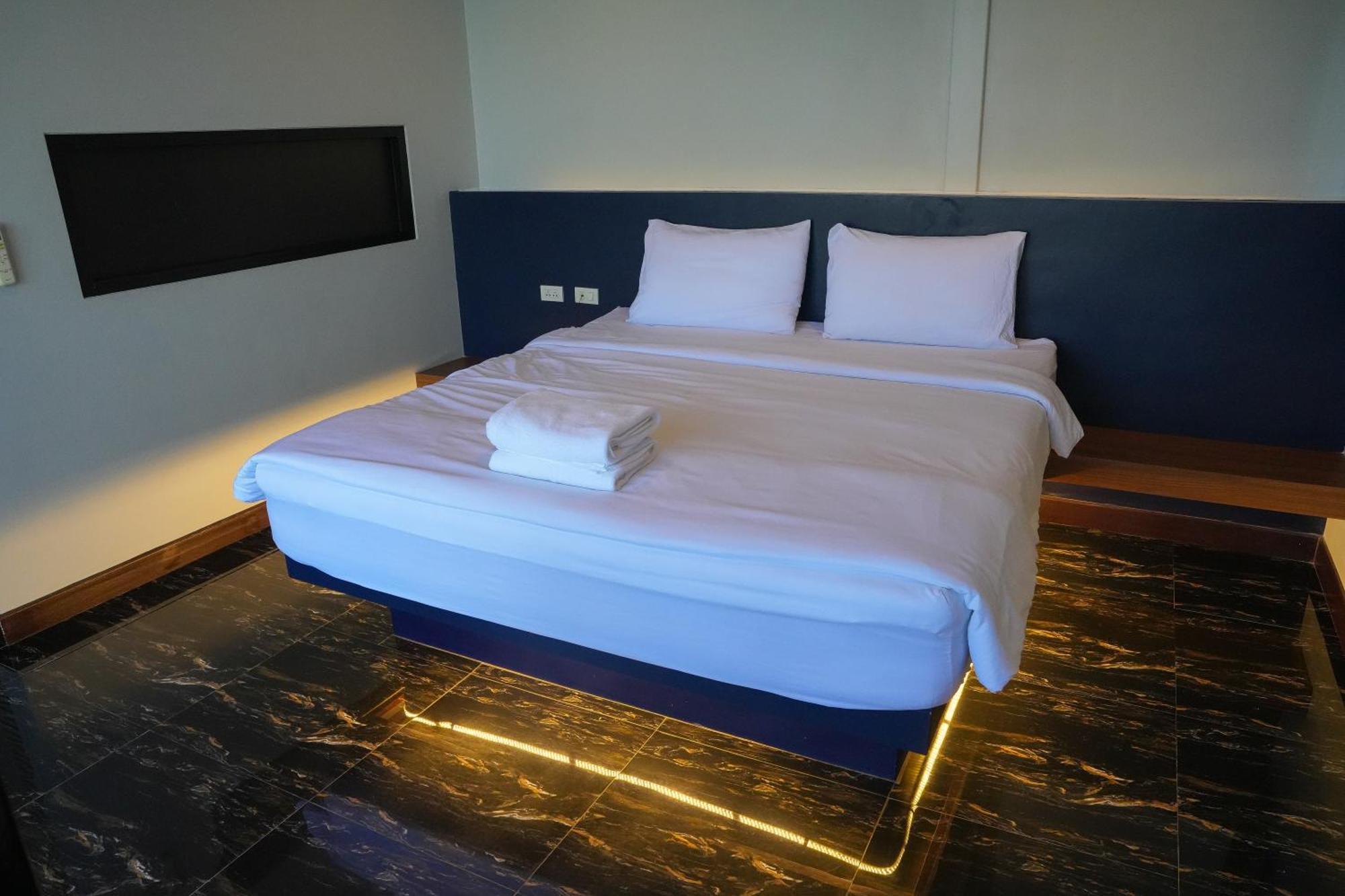 Skyline Resort Ban Khlong Lat Bua Khao Exterior foto